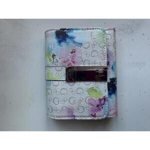 NWOT’s Guess Floral Print Wallet with Metal Clasp